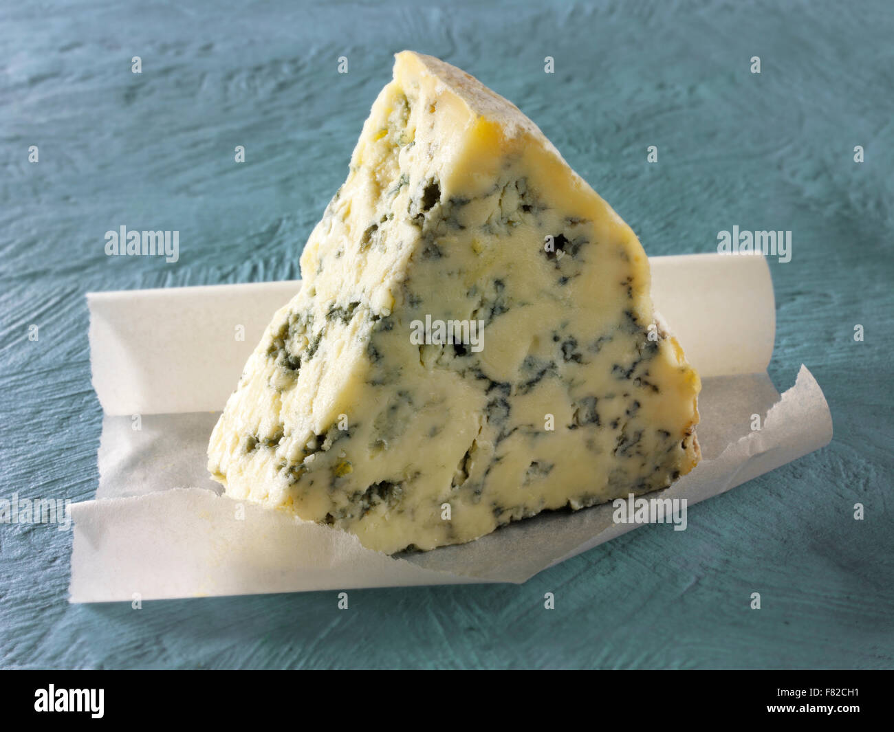 Cerca de una cuña de queso Vinney azul Foto de stock