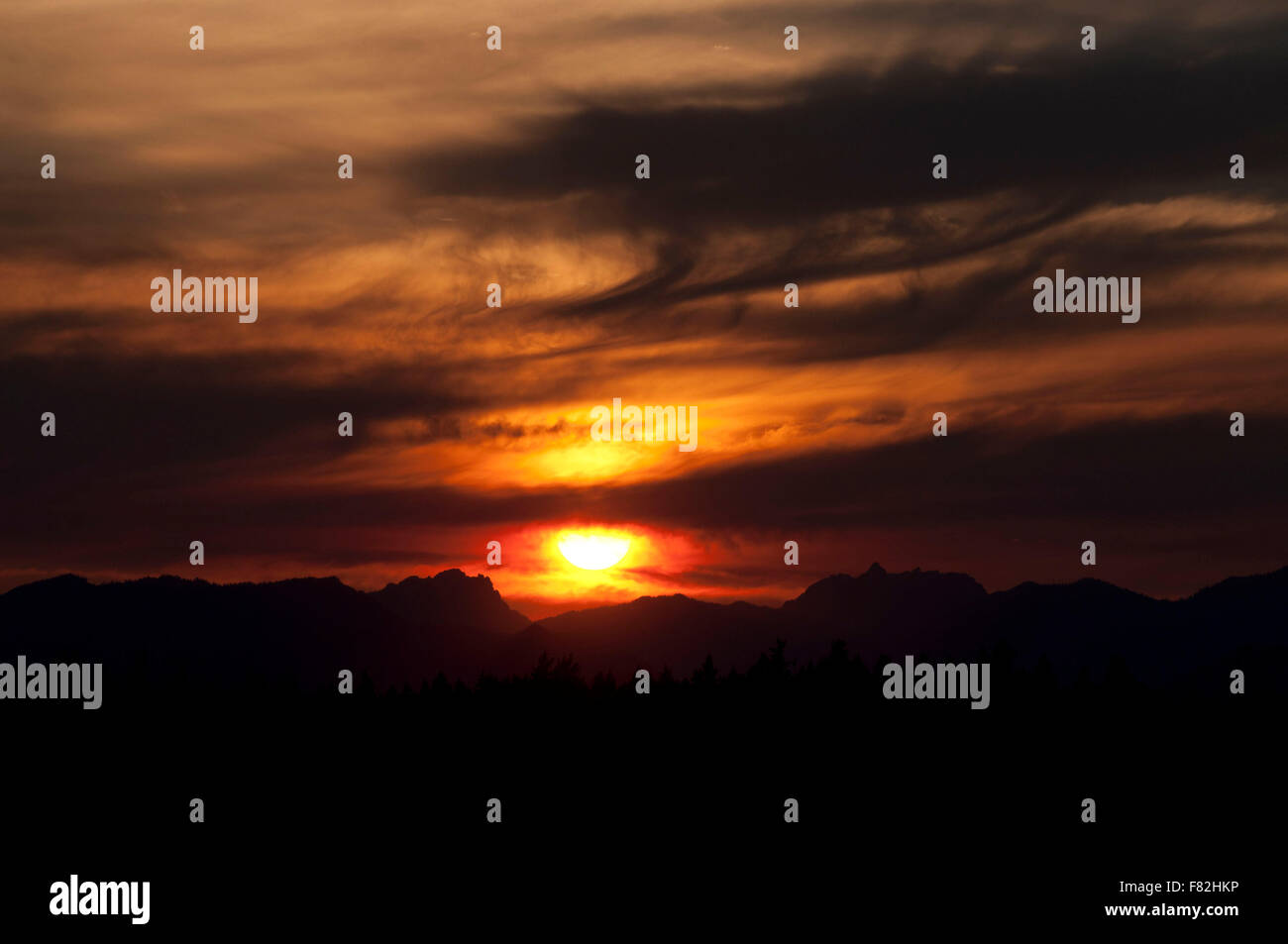 Puesta de sol sobre las Montañas Olímpicas Fotografiado cerca de Shelton, WA, Mason County, EE.UU.. Foto de stock