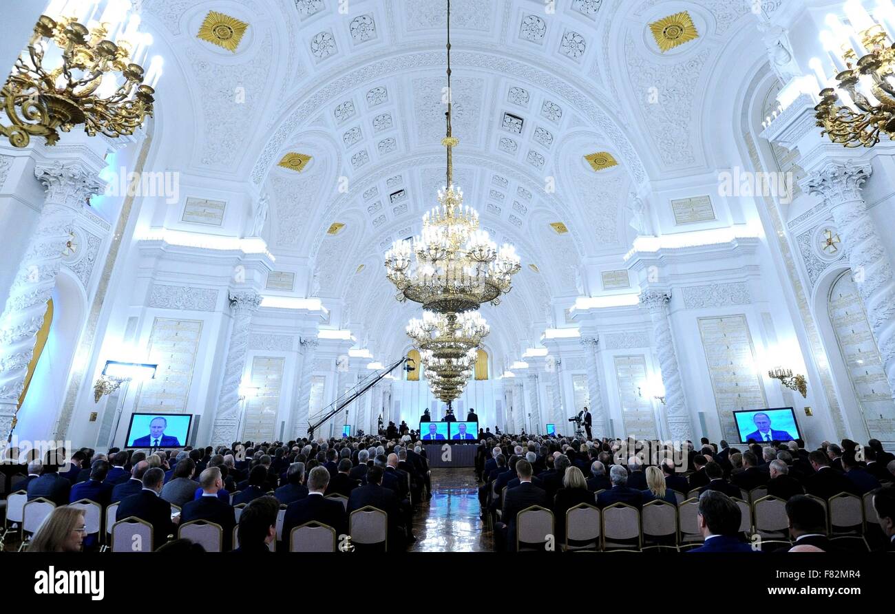 El presidente ruso Vladimir Putin da la alocución presidencial a la Asamblea Federal en Saint George Hall, en el Kremlin, el 3 de diciembre de 2015 en Moscú, Rusia Foto de stock