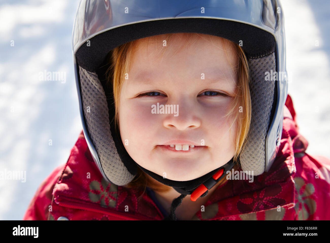 Niña (3-4 años) con casco de esquí en la nieve Fotografía de stock - Alamy