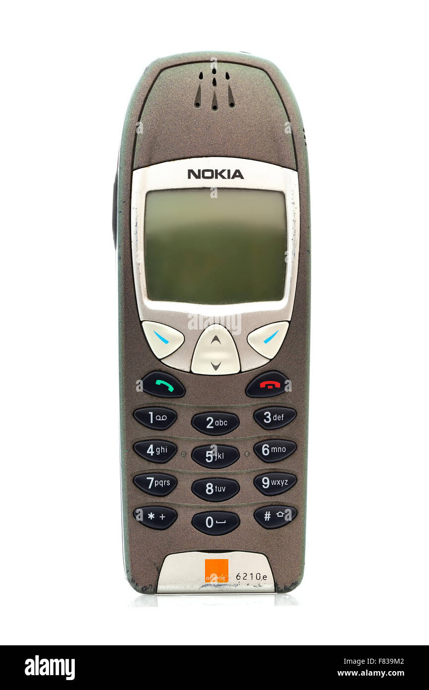 Viejo y desgastado vintage Nokia 6210 teléfono móvil sobre un fondo blanco. Nokia es la empresa finlandesa de comunicaciones Foto de stock