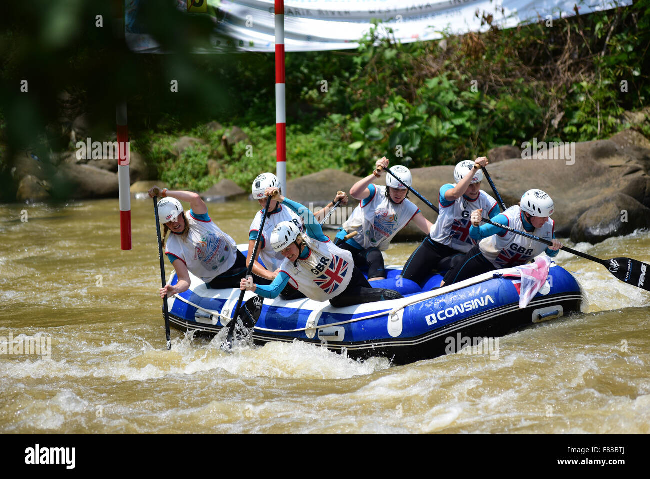 Gran Bretaña abra mujeres slalom team en el campeonato mundial de Rafting en el río Citarik, Java Occidental, Indonesia. Eslovaquia ganó el primer lugar en esta categoría, seguido por Nueva Zelanda y Japón, respectivamente. Foto de stock