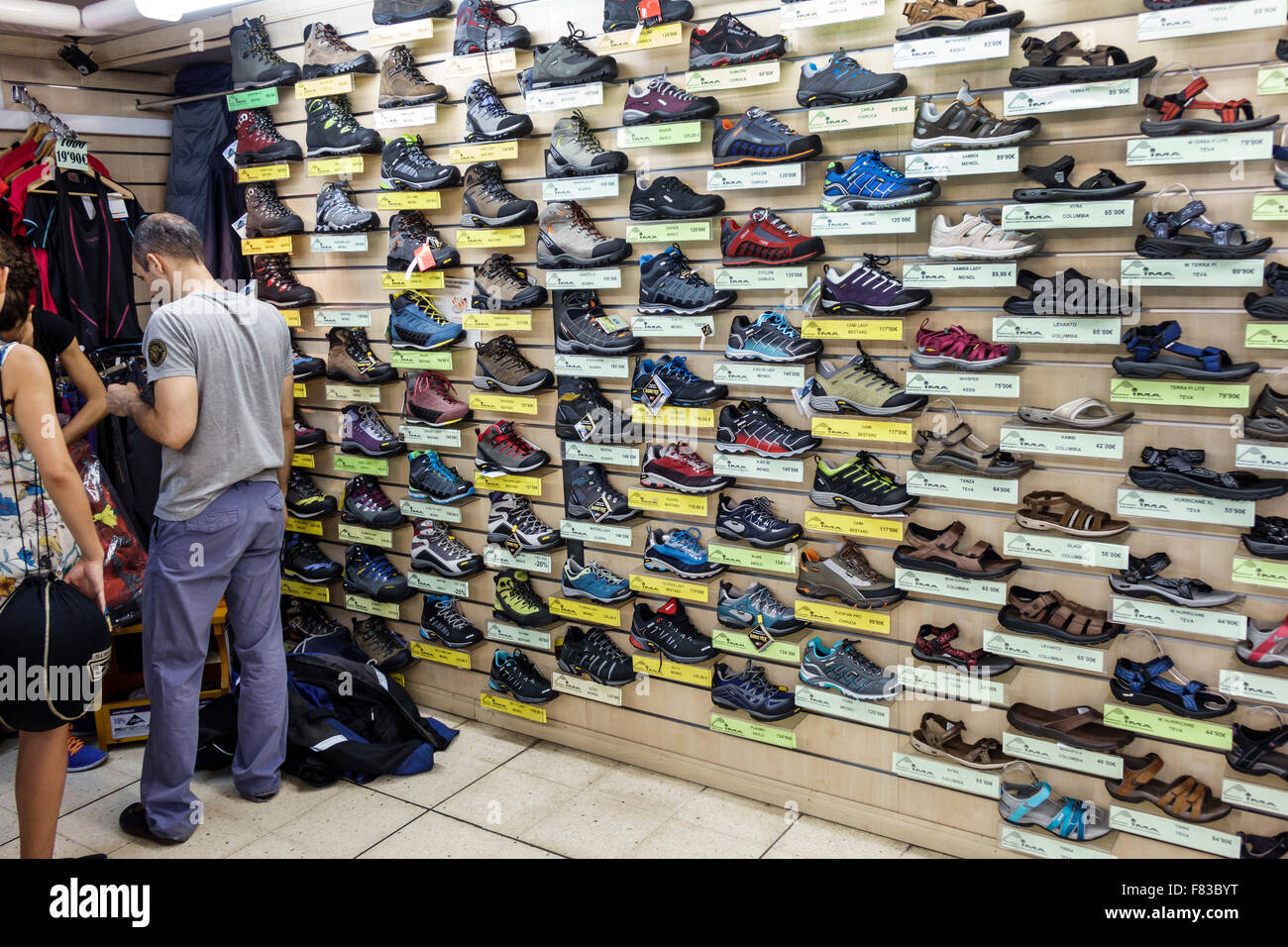 Madrid España,Centro Hispano,Barrio de La Latina,Cima Sport,tienda de artículos deportivos,zapatos,calzado,senderismo,calzado pista,bota,Meindl,Teva,Columbia,Terra fi,d Fotografía de stock Alamy