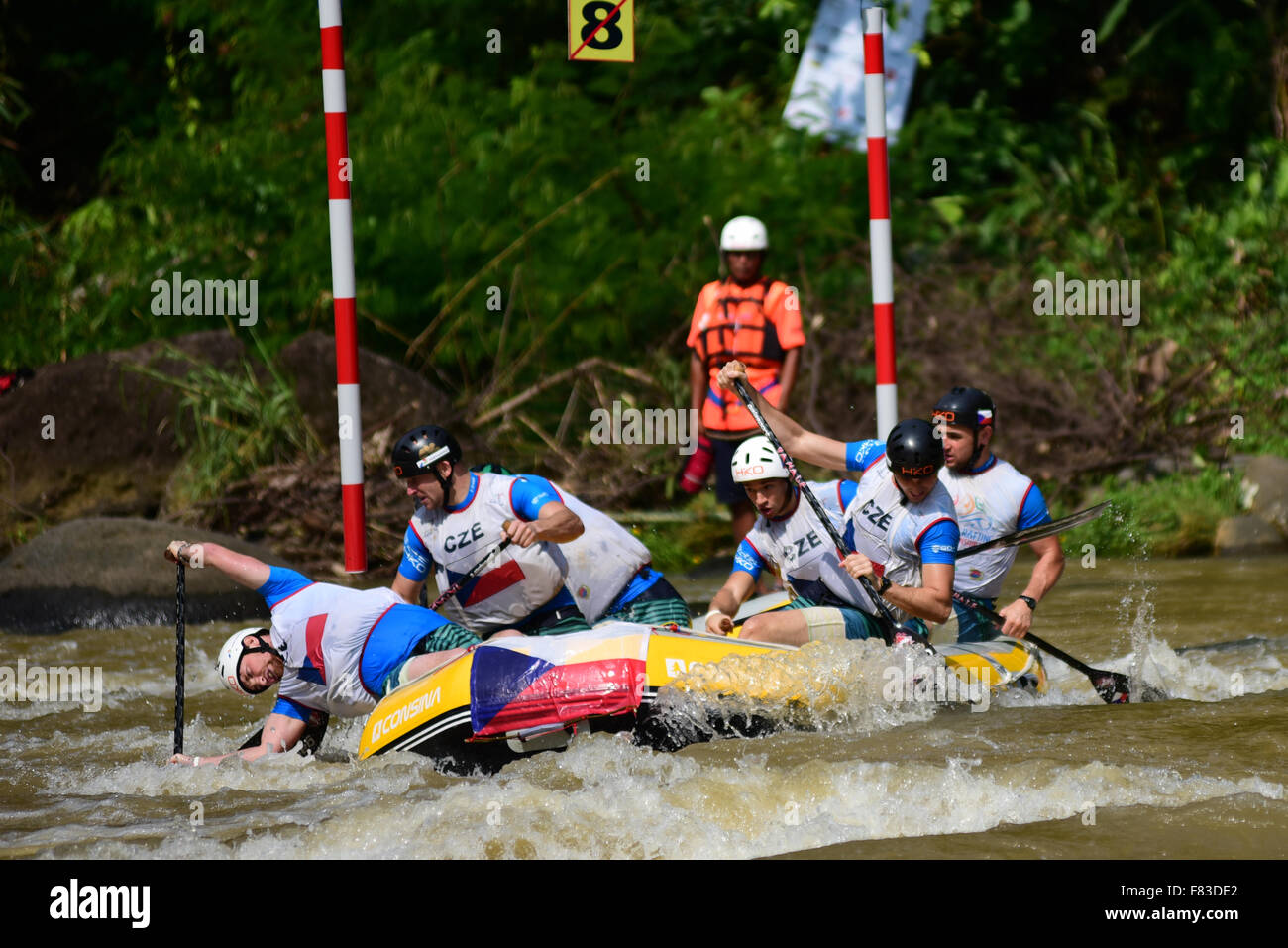 Río Citarik, Java Occidental, Indonesia. 5 de diciembre de 2015. República Checa abre equipo de slalom masculino durante el Campeonato Mundial de Rafting en Citarik River, West Java, Indonesia. La República Checa ganó la medalla de bronce en esta categoría, por debajo de Brasil y Nueva Zelanda. Foto de stock