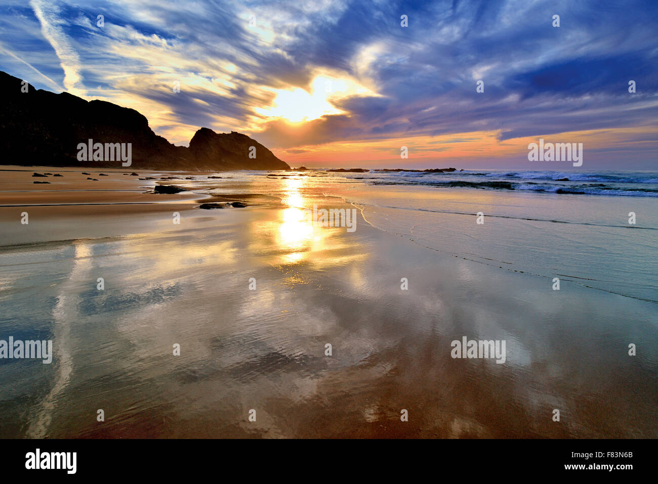 Portugal, Costa Vicentina: vista escénica con dramtic cielo de playa natural de Rogil Foto de stock