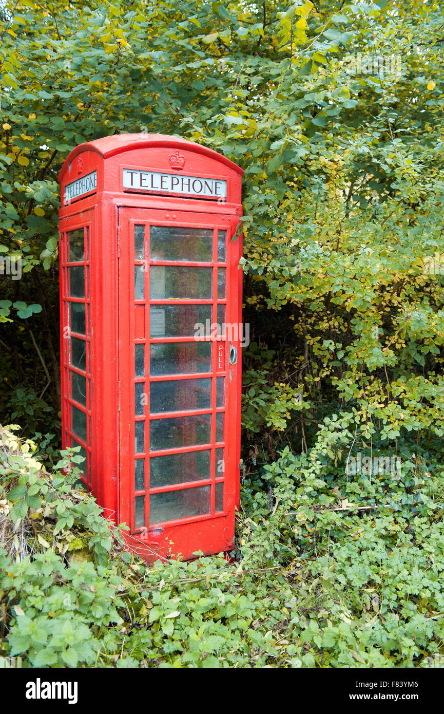 Antiguo teléfono móvil teléfono rojo cuadro en la campiña inglesa Inglaterra Europa Foto de stock