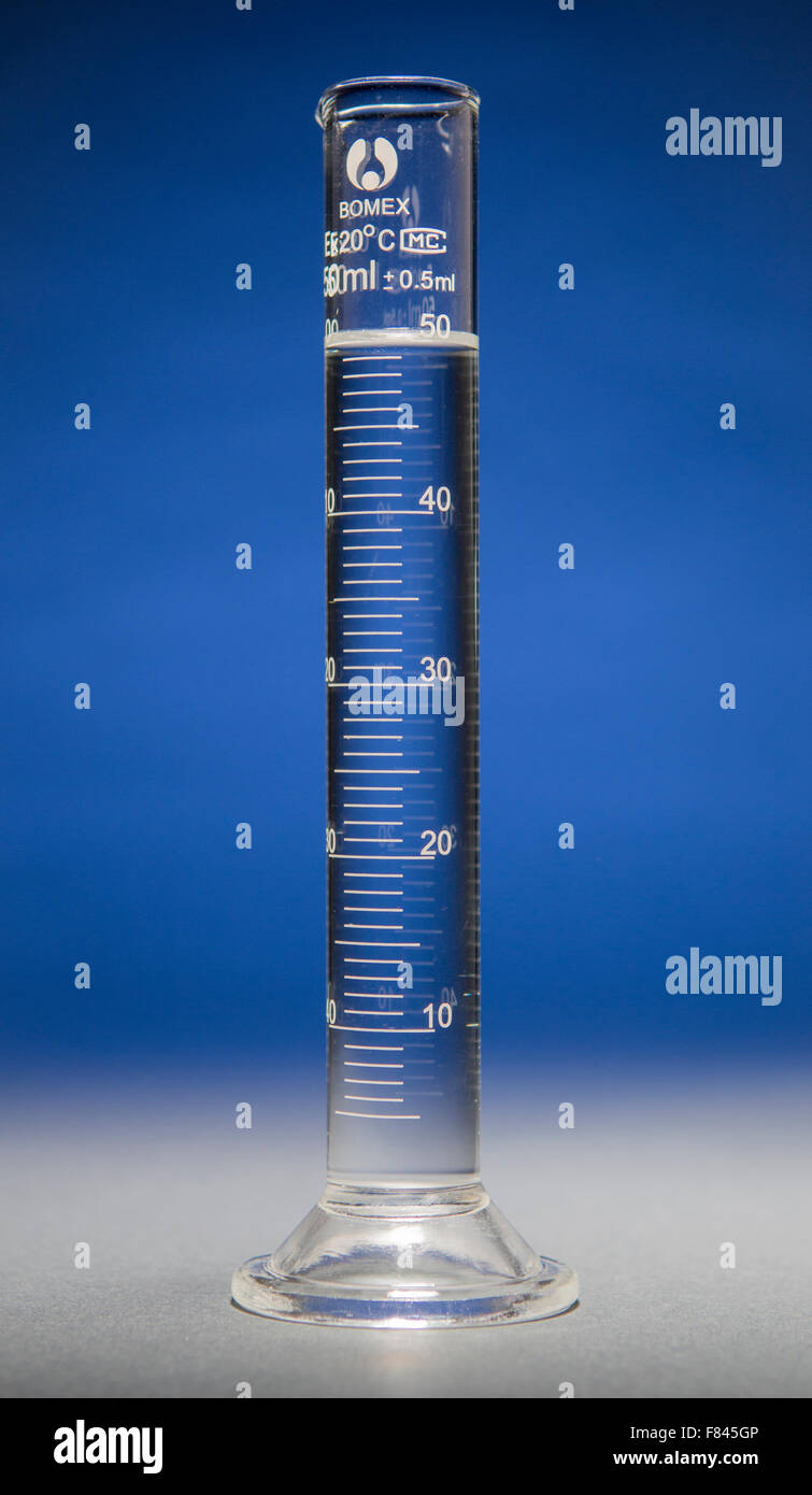 Cilindro graduado con 50 ml de líquido claro Foto de stock