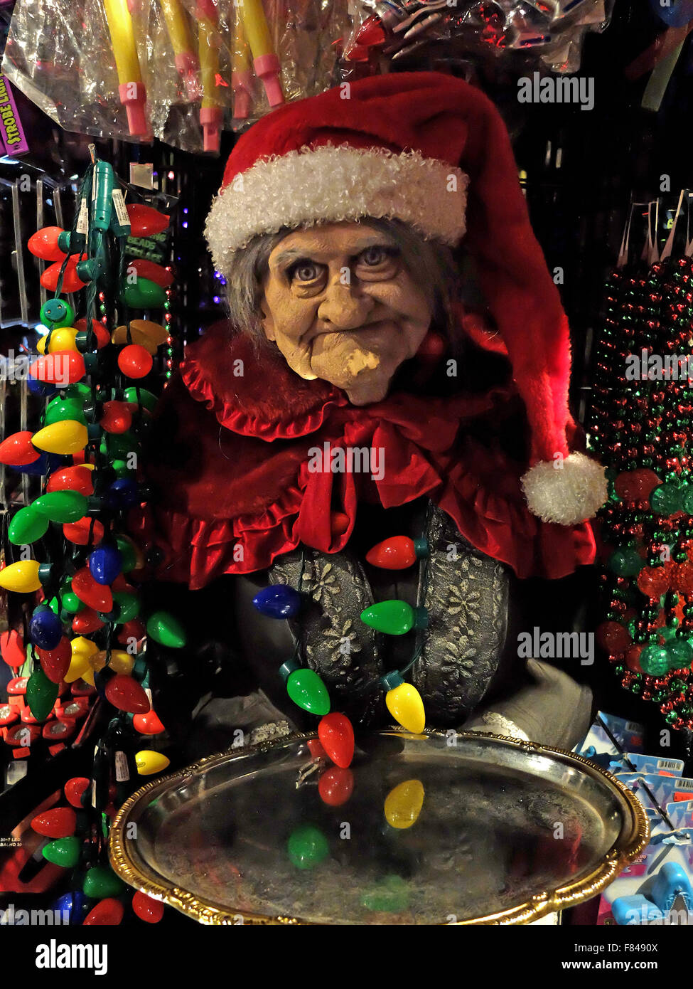 Una espantosa buscando busto de cerámica de una mujer anciana decorado para la Navidad en una gran tienda de disfraces en Greenwich Village, Nueva York Foto de stock