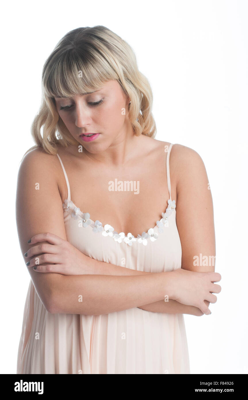 Preocupado de mujer en camisón Fotografía de stock - Alamy