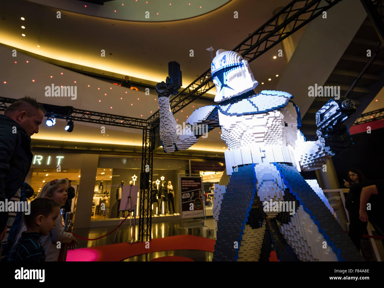 Zurich, Suiza. El 05 de diciembre de 2015. Un Stormtrooper Star Wars  estatua hecha de ladrillos LEGO en la pantalla durante un evento de  promoción para la nueva película de Star Wars