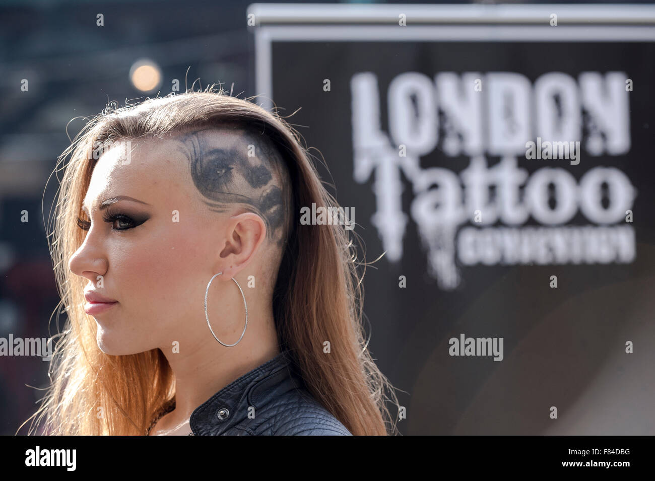 Los artistas del tatuaje, los modelos y los miembros del público asistir a la 11ª Convención Internacional de tatuajes de Londres anual a base de tabaco i Foto de stock