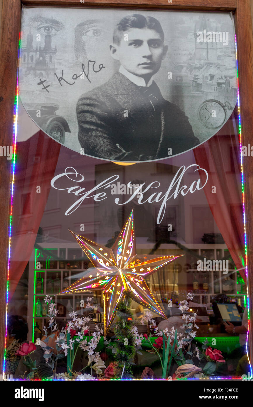 Praga Cafe Kafka, estrella de Navidad pantalla, Franz Kafka, Old Town Square, Praga, República Checa Foto de stock