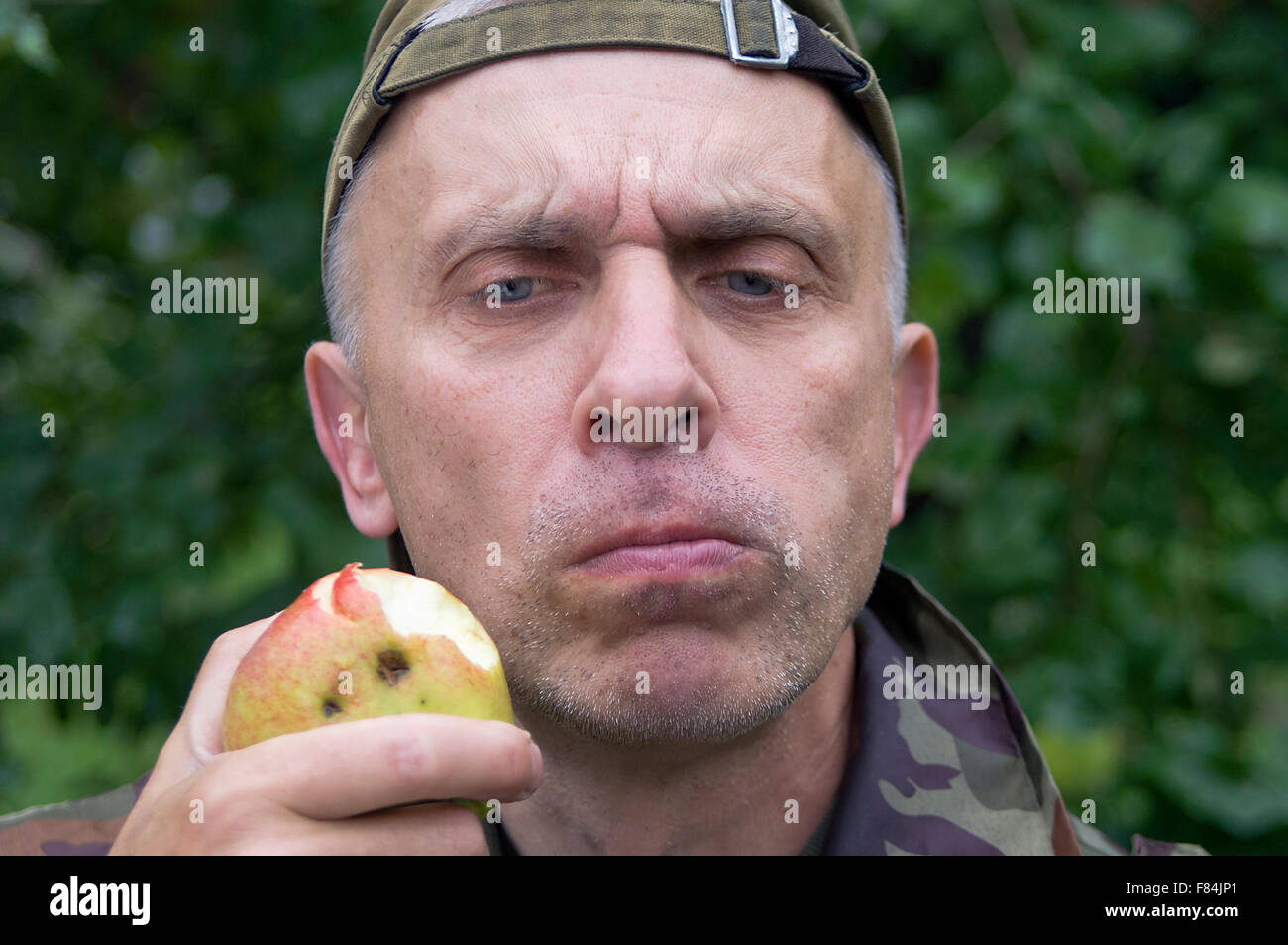 Hombre con manzana Foto de stock