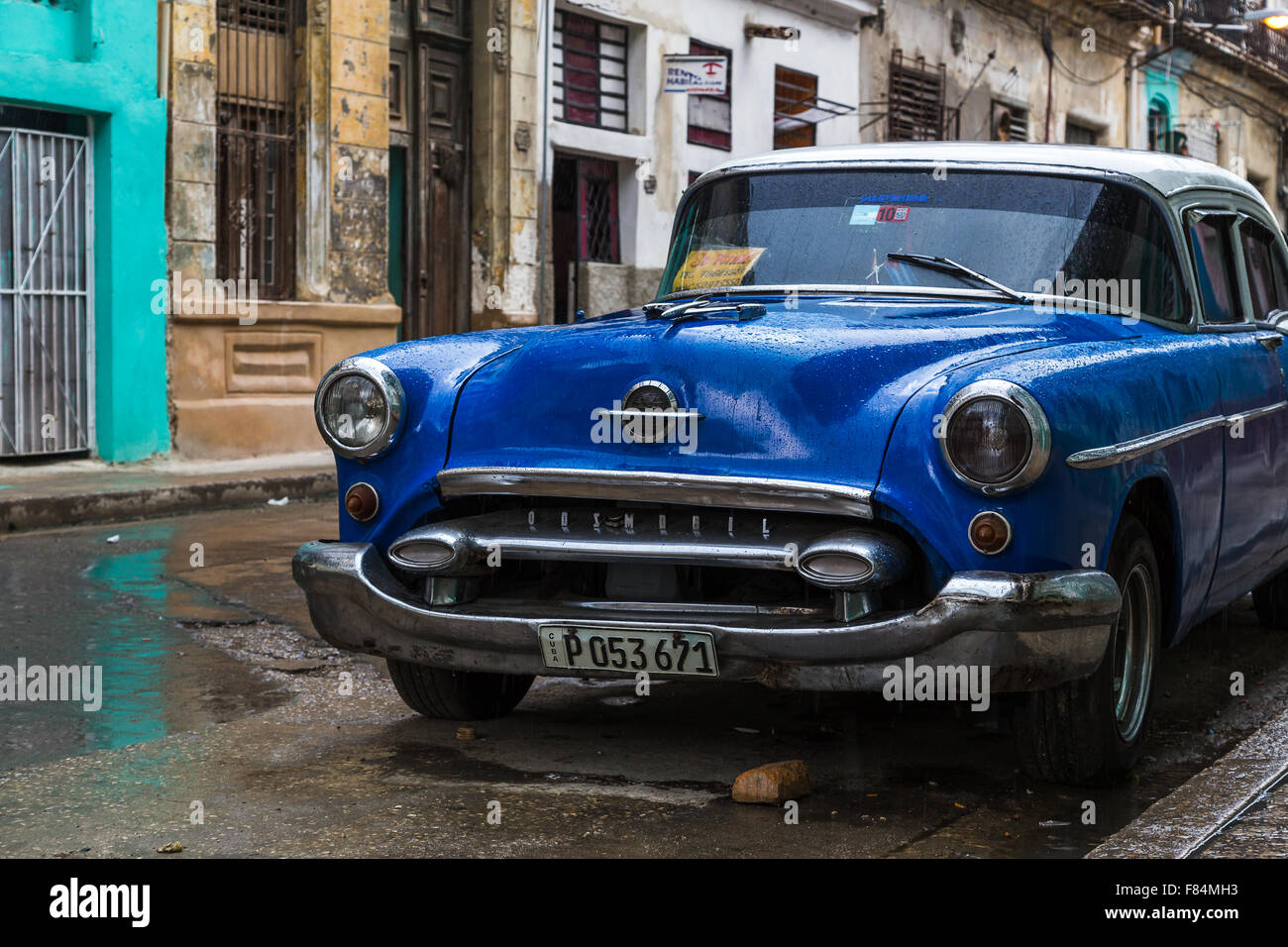 He visto este precioso coche clásico azul oscuro a un costado de la carretera en Centro Habana y encontró una foto simplemente demasiado difícil de resistir. Foto de stock