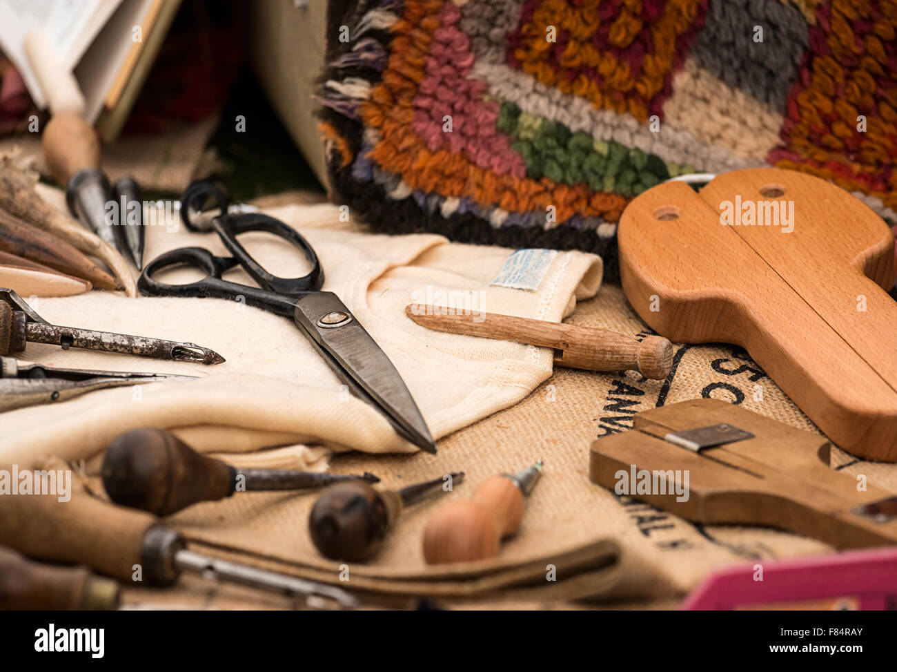 Selección de herramientas tradicionales utilizadas en la artesanía del tejido de alfombras a mano Foto de stock
