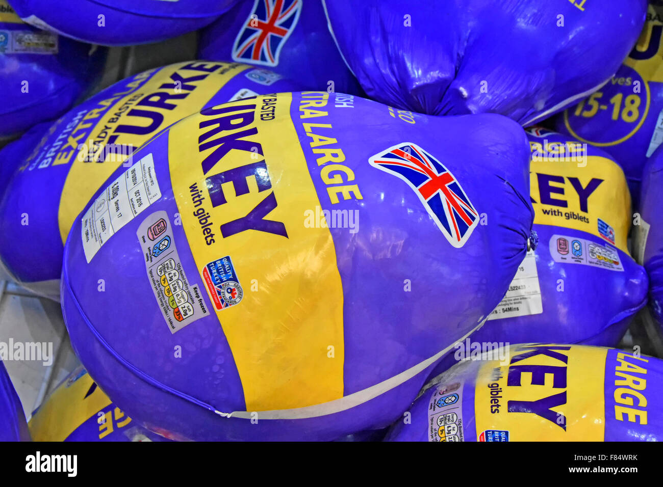 Pavo congelado pájaro listo adobados extra grande calidad británico con menudillos en supermercado vitrina antes de diciembre para las prisas navideñas Inglaterra Foto de stock