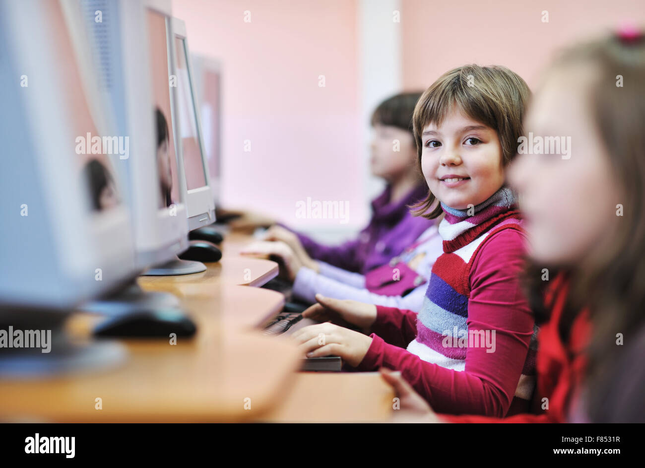 La educación informática con grupo de niños en la escuela, en clase de