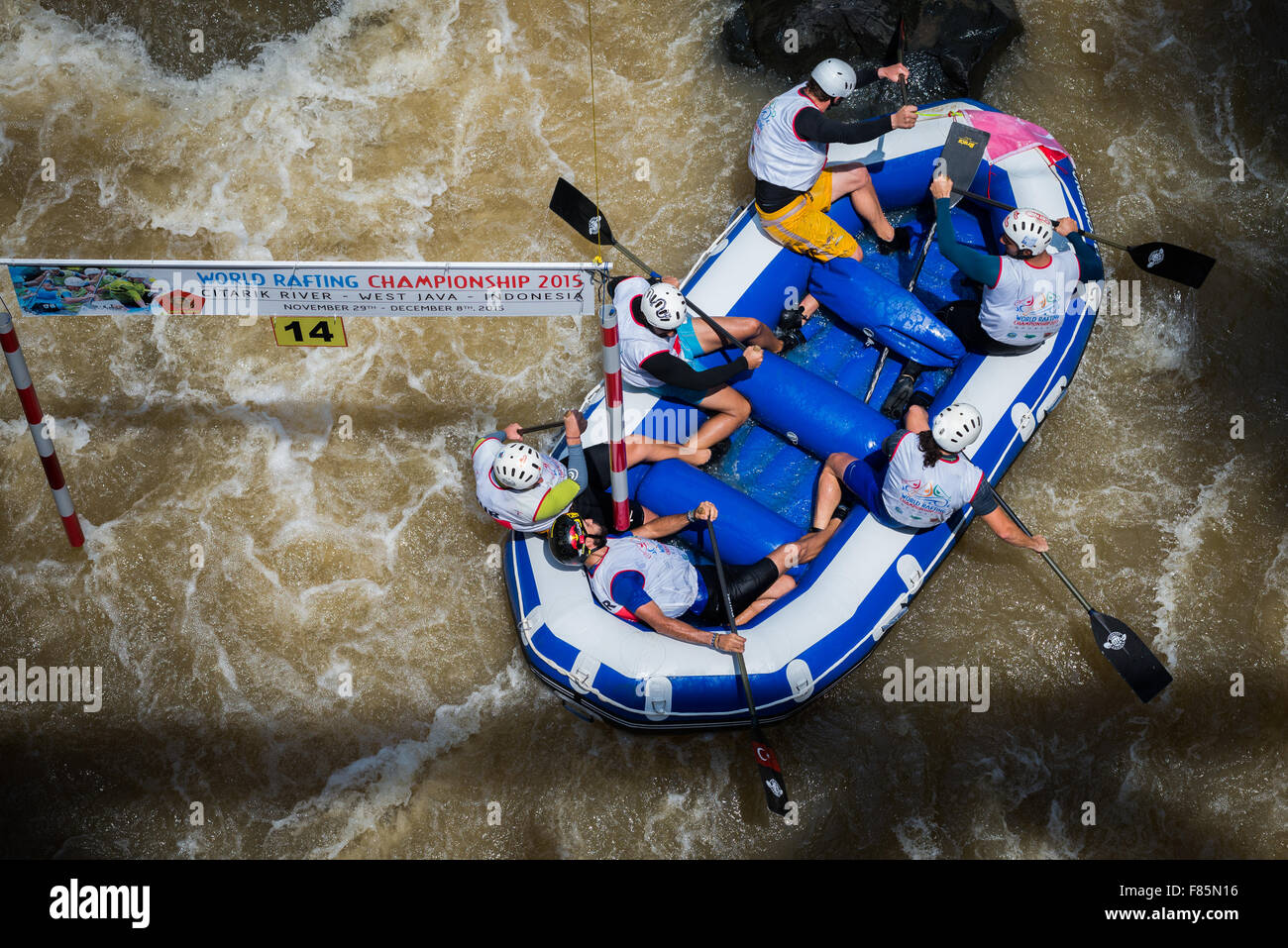 Federación U23 el equipo masculino de categoría durante el eslalon en el campeonato mundial de Rafting. Foto de stock