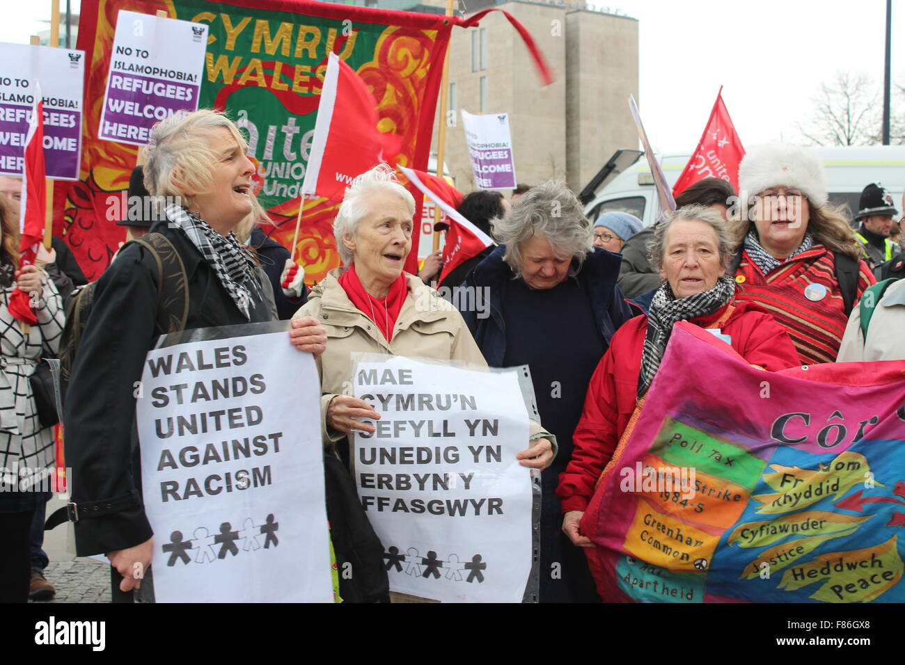 Cardiff, Reino Unido. El 5 de diciembre de 2015. Activista Cochion Côr coro canta en una protesta contra el fascismo en la Plaza Central en el centro de la ciudad. Crédito: Catherine Lothian/Alamy Live News Foto de stock