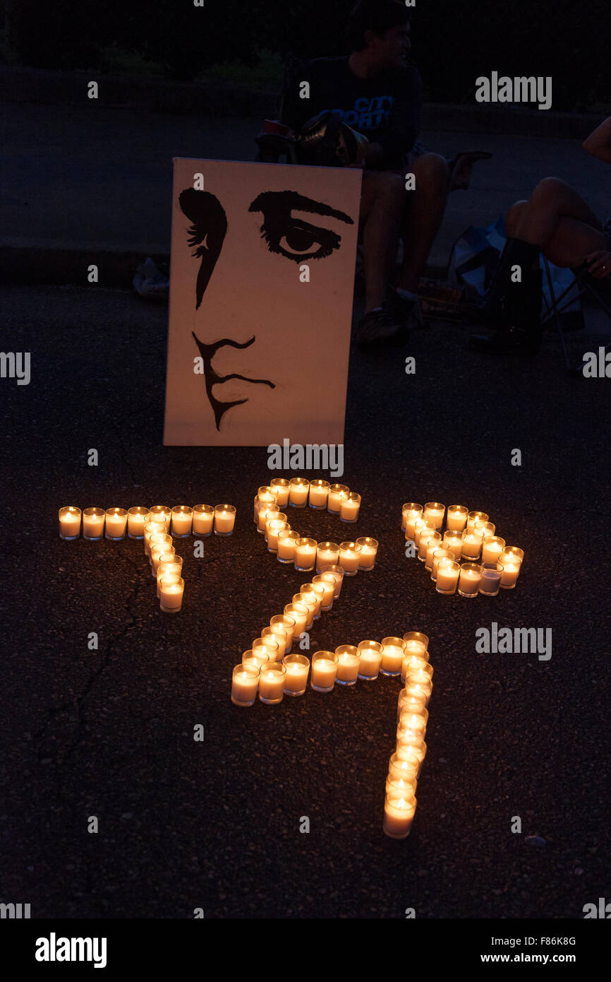Vigilia nocturna durante la semana de Elvis, Graceland, Memphis, Tennessee, EE.UU. Foto de stock