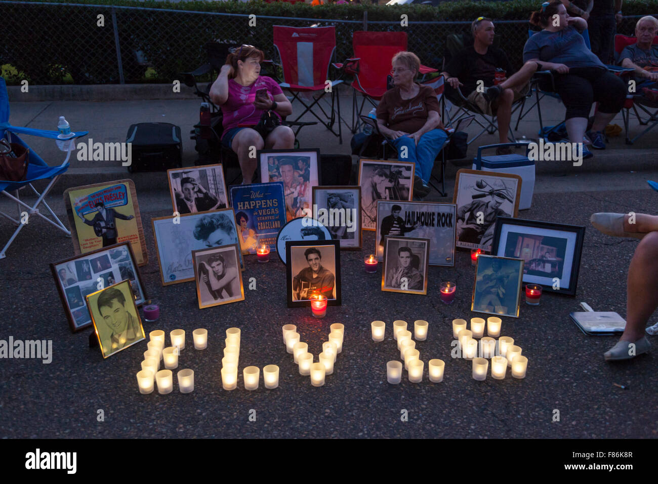 Vigilia nocturna durante la semana de Elvis, Graceland, Memphis, Tennessee, EE.UU. Foto de stock