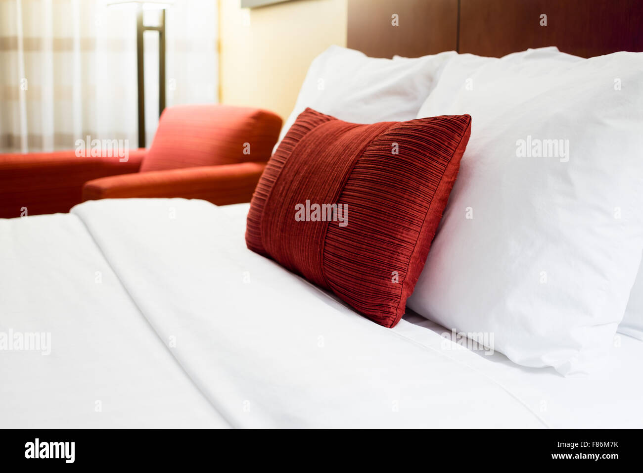 Habitación de hotel almohadas y una silla en un moderno hotel Foto de stock