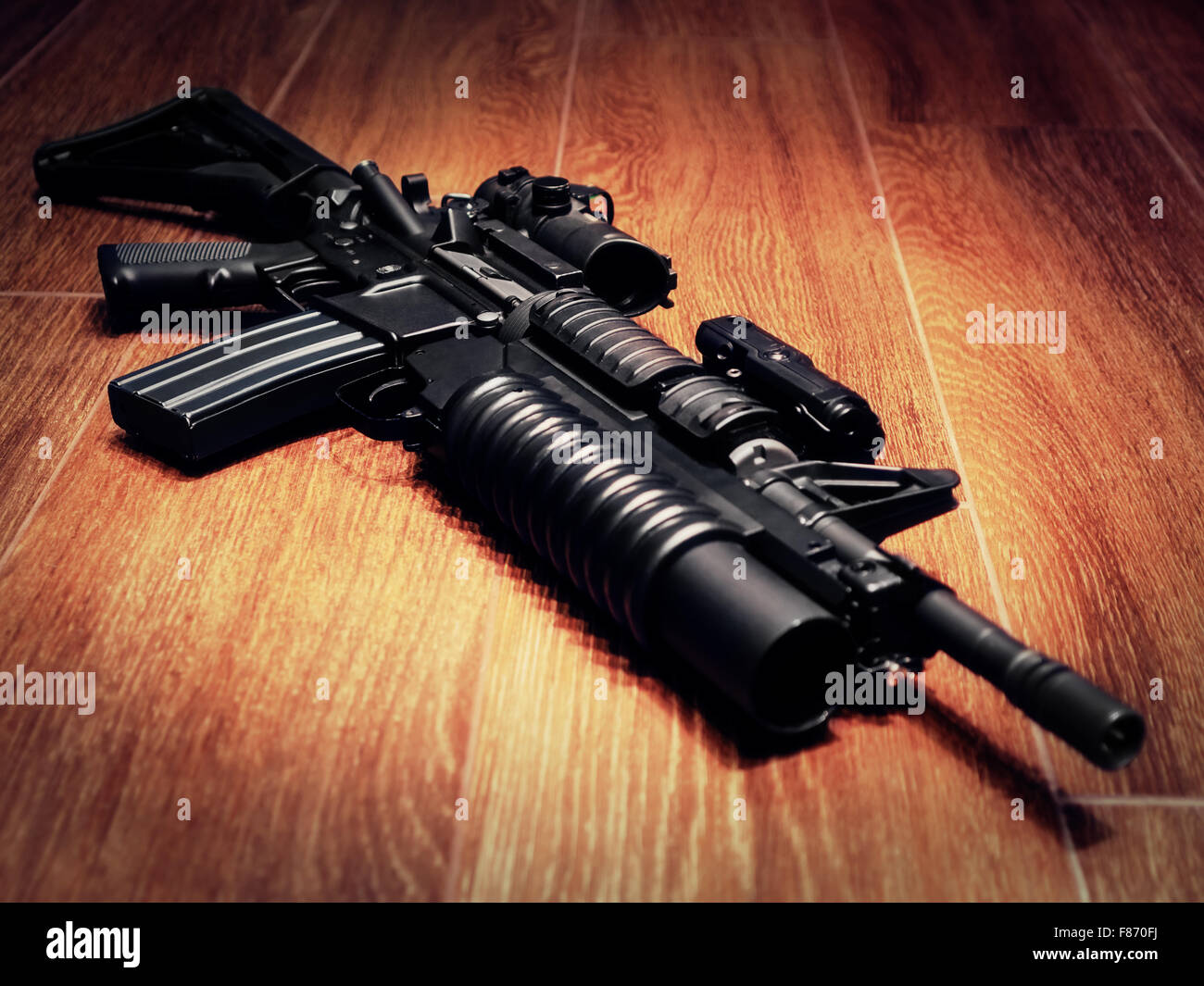 El negro de fusil con lanzagranadas en el suelo, el enfoque selectivo Foto de stock