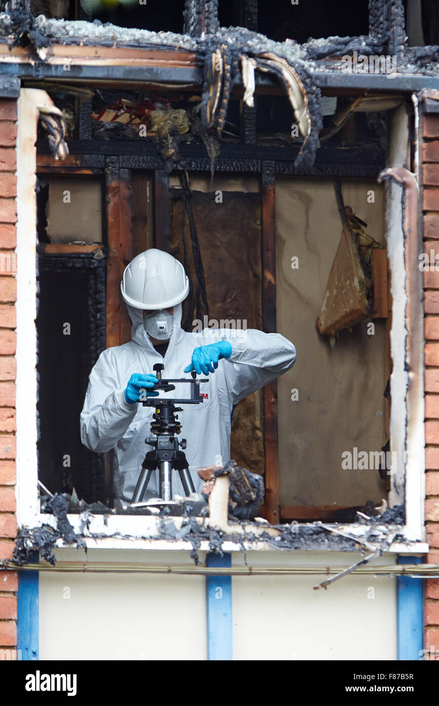 Un investigador forense de la policía examina la escena de un fatal  incendio en St Leger Corte, Gran Lindford, Milton Keynes Fotografía de  stock - Alamy