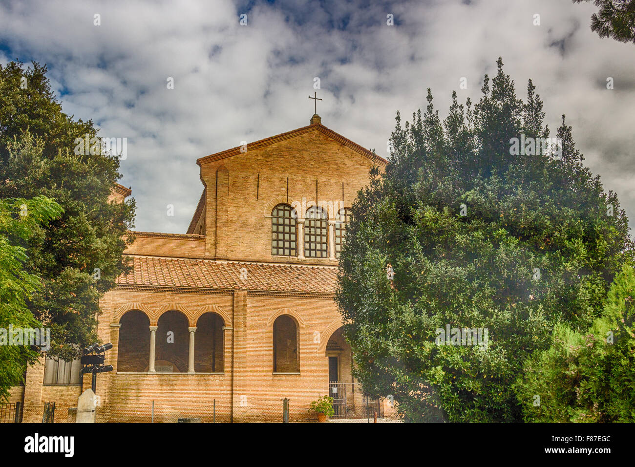 Vista exterior de la Basílica de San Apolinar en Classe, cerca de