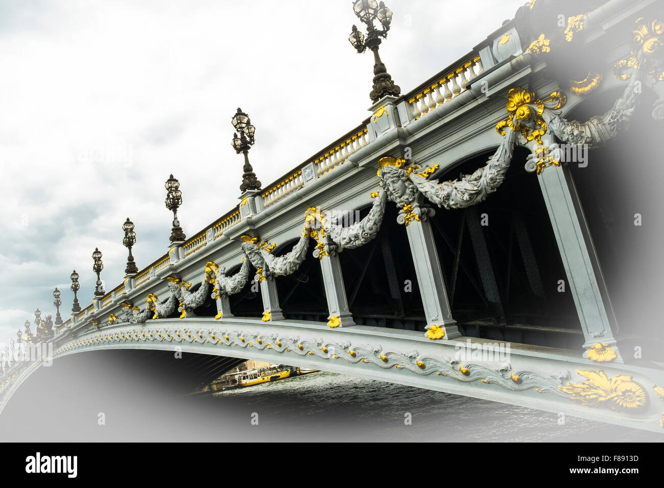 Relieves y ornamentadas lámparas en el puente Alexandre III en París, Francia Foto de stock