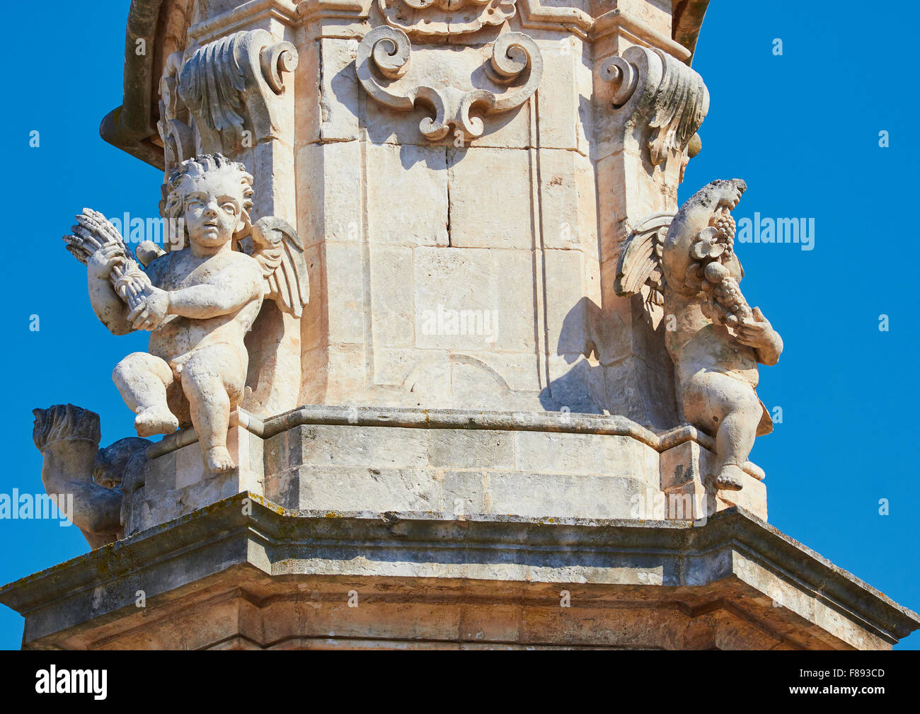 Tallados en Espira de Sant'Oronzo Piazza Liberta Ostuni, Provincia de Brindisi Apulia Apulia Italia Europa Foto de stock