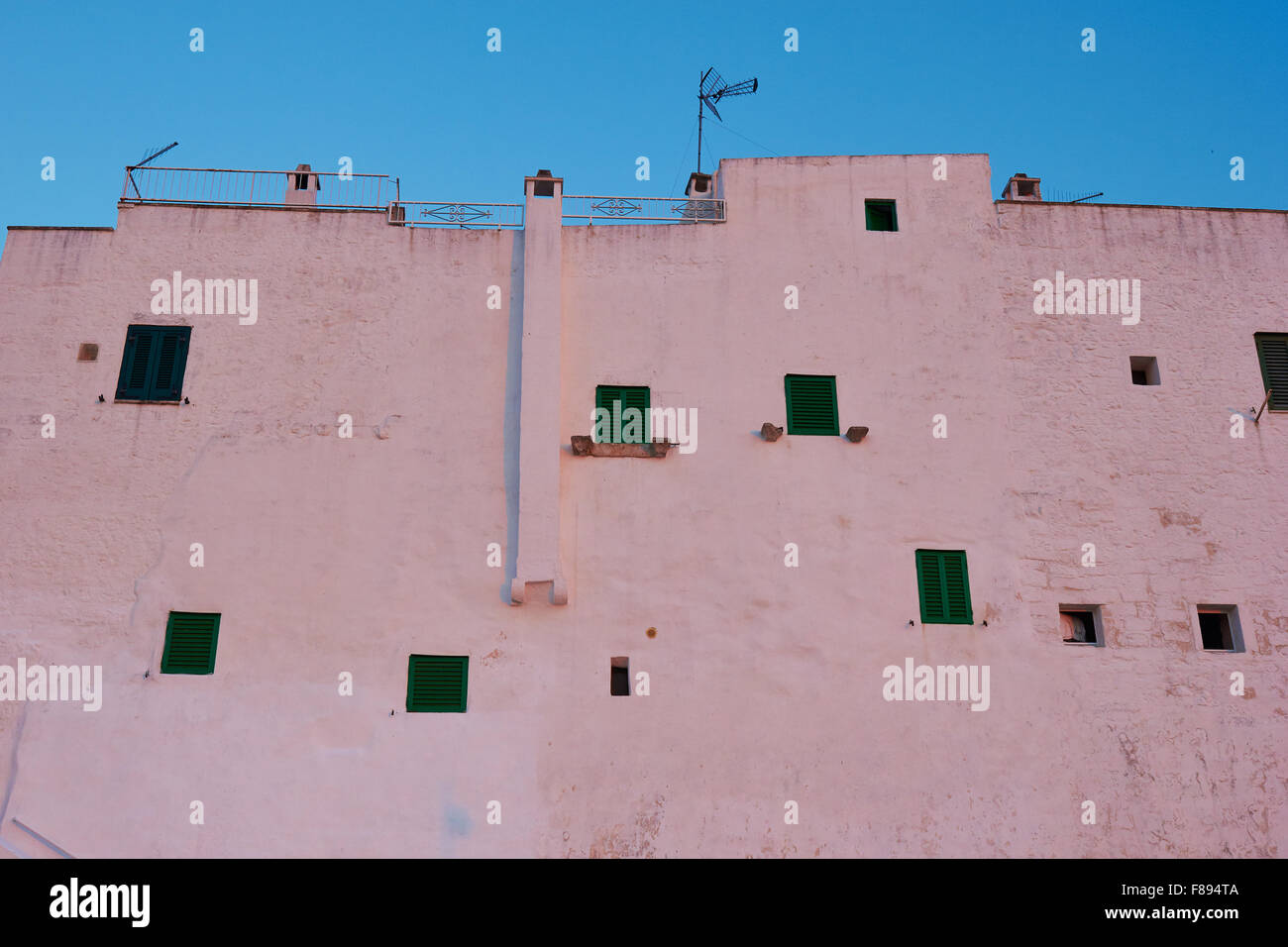 Luz de atardecer en la ciudad blanca paredes de Ostuni, provincia de Brindisi Apulia Apulia Italia Europa Foto de stock