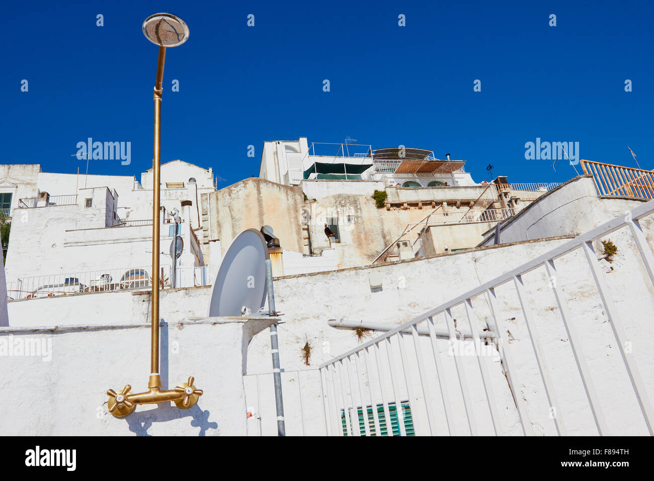 Ducha exterior en la terraza del apartamento Ostuni, Provincia de Brindisi Apulia Italia Europa Foto de stock