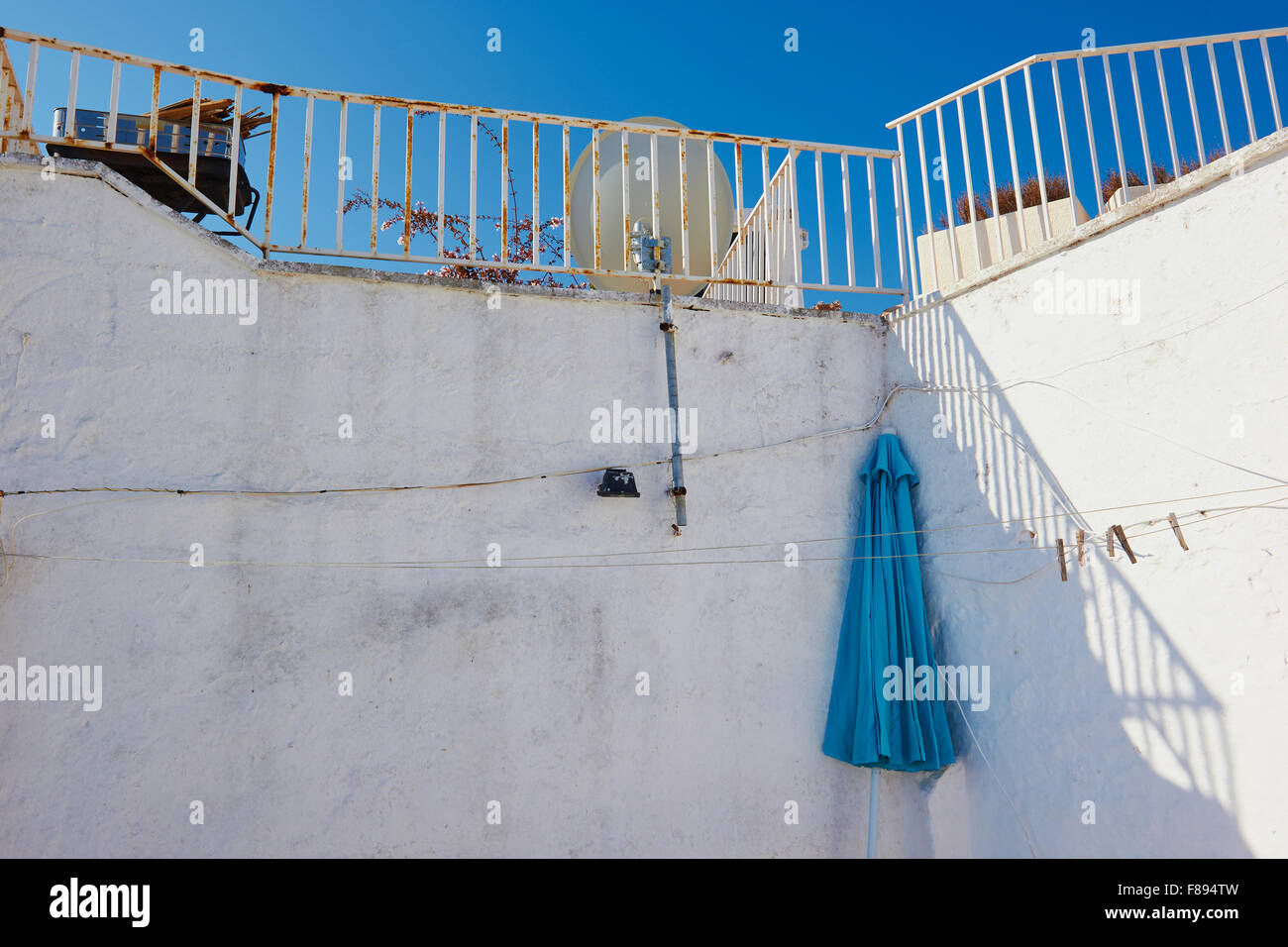 Cerrado azul sombrilla sombrilla en la terraza del apartamento Ostuni, Provincia de Brindisi Apulia Apulia Italia Europa Foto de stock