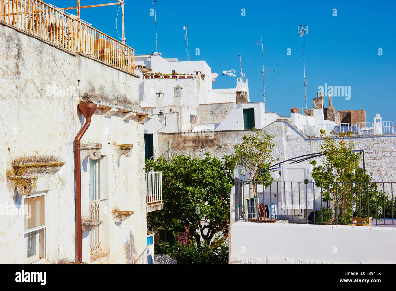 Las terrazas de los apartamentos en Ostuni conocida como La città Bianca (la ciudad blanca) provincia de Brindisi Apulia Apulia Italia Europa Foto de stock