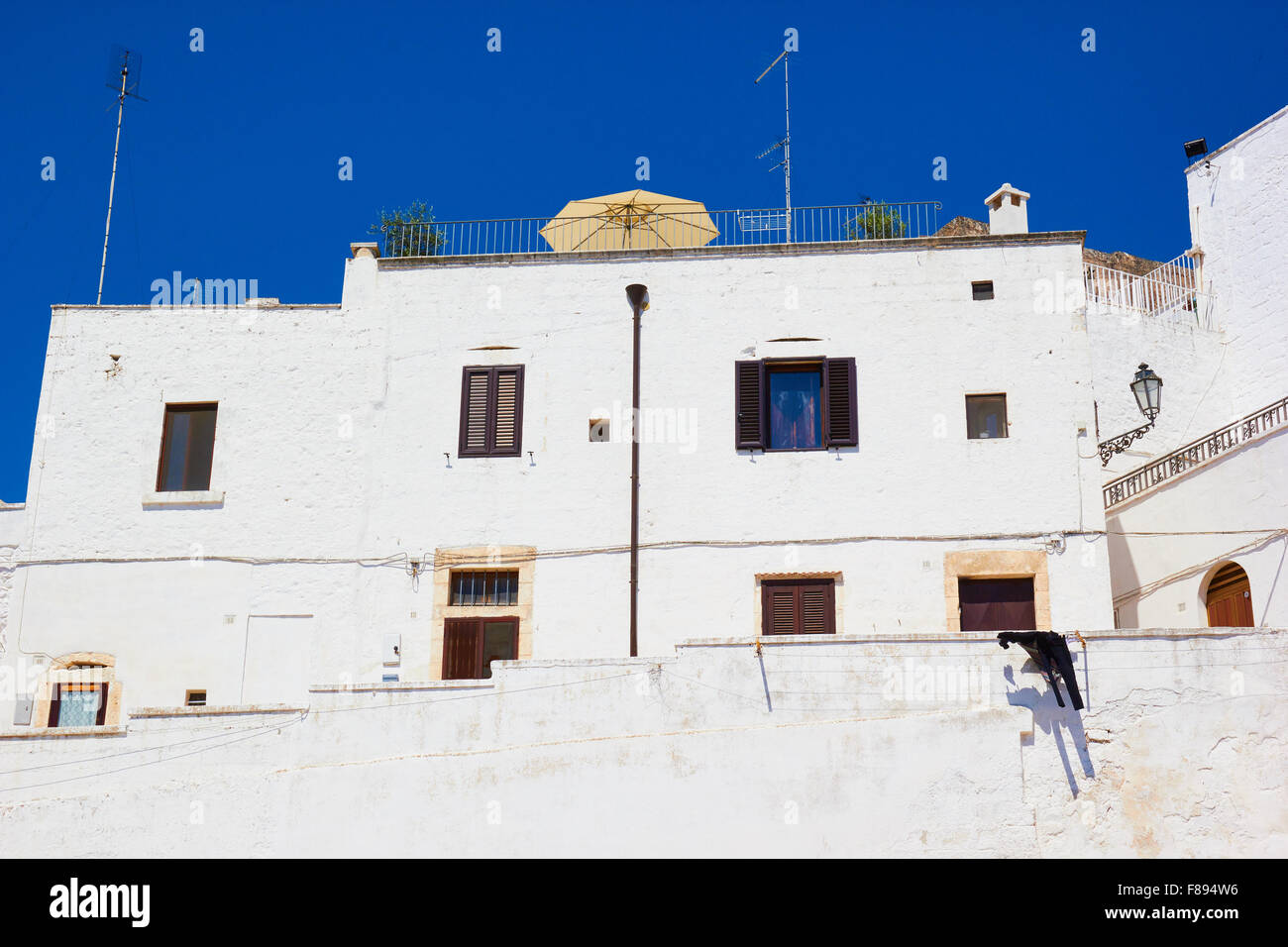 Terraza en el techo por encima de la ciudad blanca de Ostuni, conocida como La città Bianca Puglia Apulia provincia de Brindisi Italia Europa Foto de stock