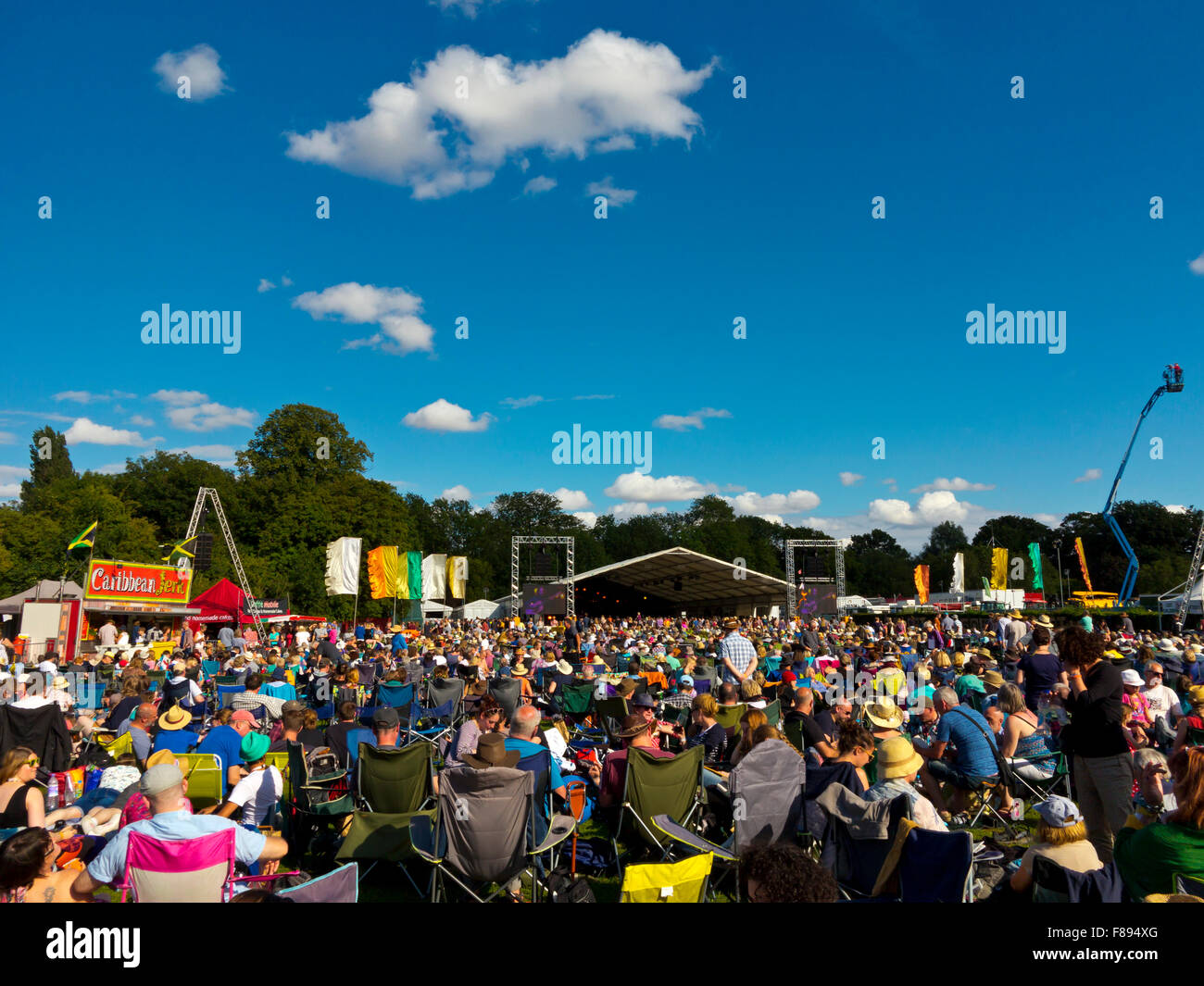 Multitud disfrutando de un espectáculo en el Cambridge Folk Festival se celebra cada verano en Cherry Hinton en Cambridgeshire Inglaterra Foto de stock