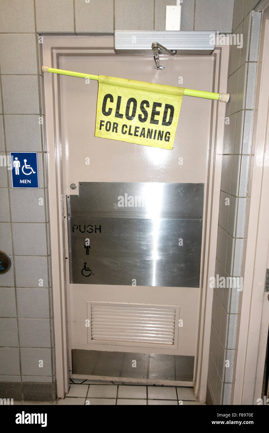 Baño para hombres cerrado por limpieza con signo amarillo y cinta. Freeway  94 Wisconsin WI USA Fotografía de stock - Alamy