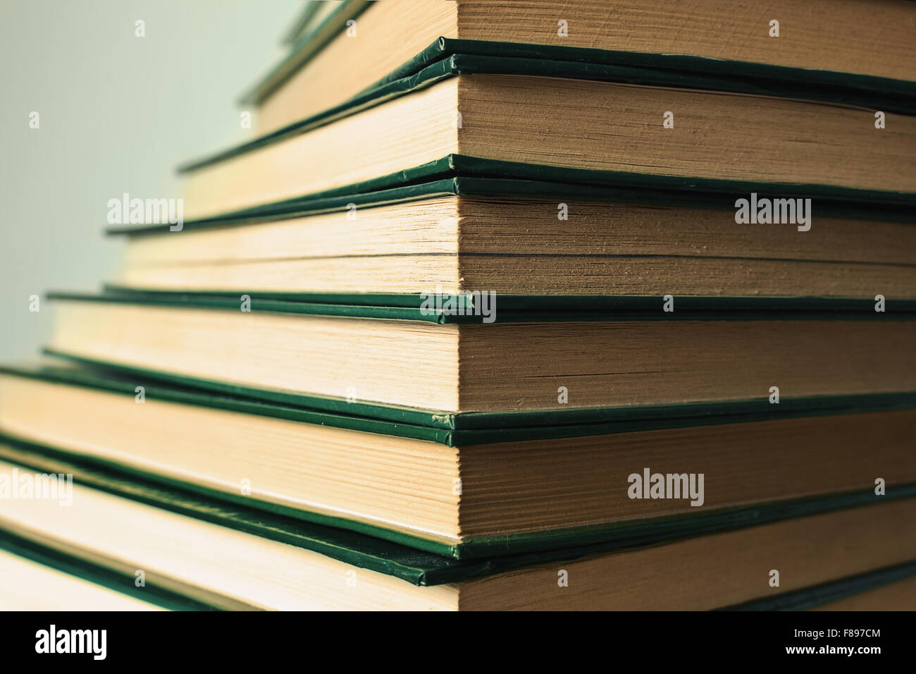 pila de libros de tapa dura en forma de escalera concepto