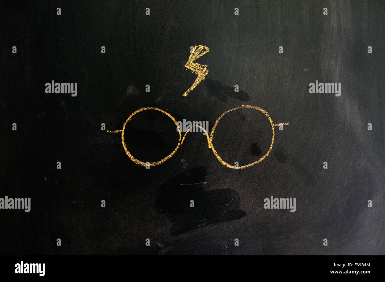 Gafas de Harry Potter y un relámpago escrito en una pizarra de tiza  Fotografía de stock - Alamy