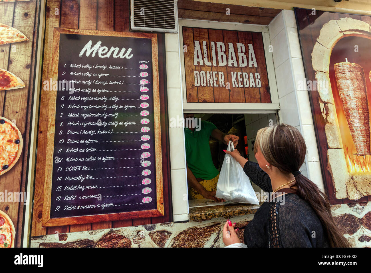 Doner kebab para llevar, comida rápida, una mujer lleva la comida en una bolsa de plástico República Checa Foto de stock