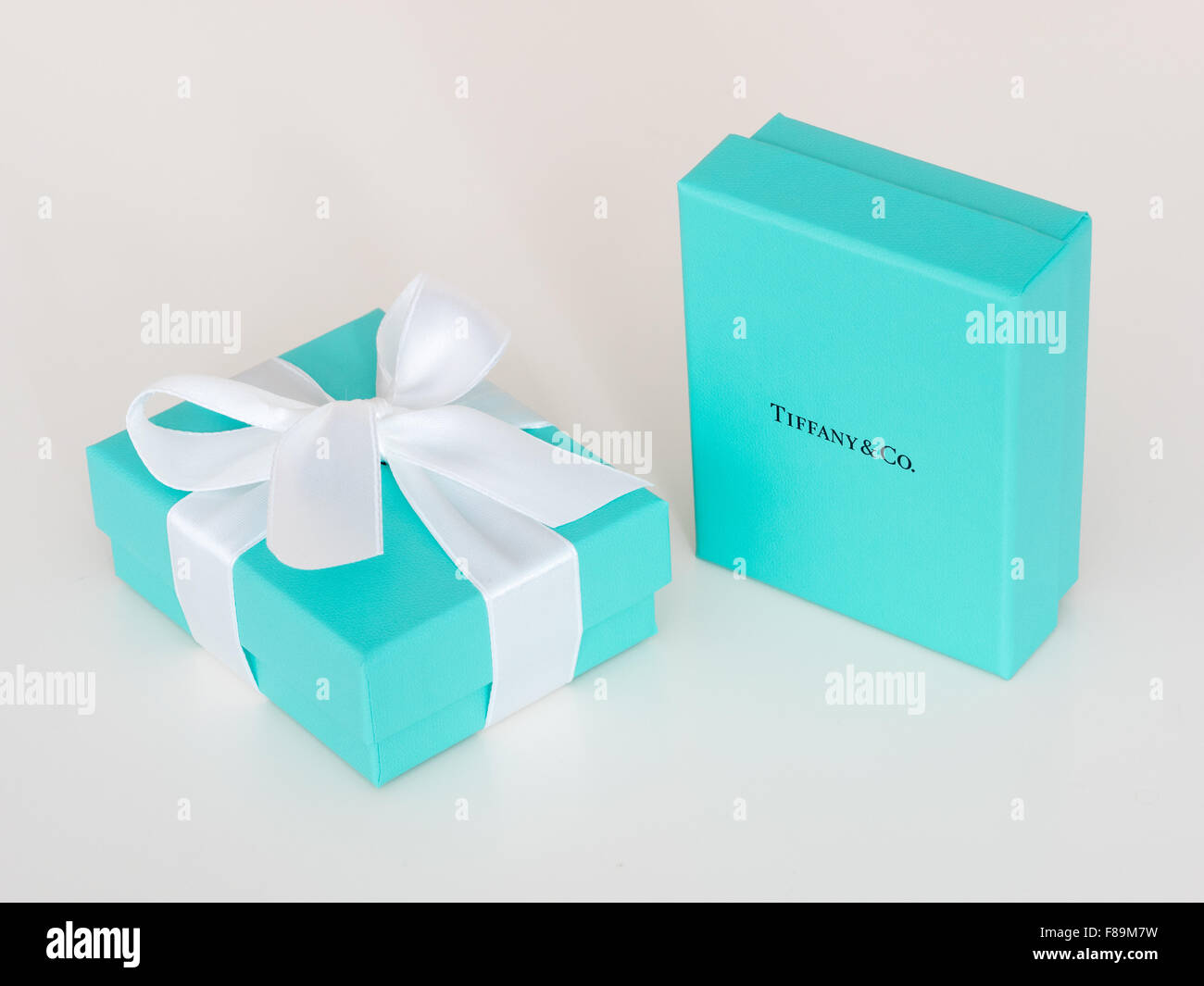 Caja de regalo de tiffany fotografías e imágenes de alta resolución - Alamy