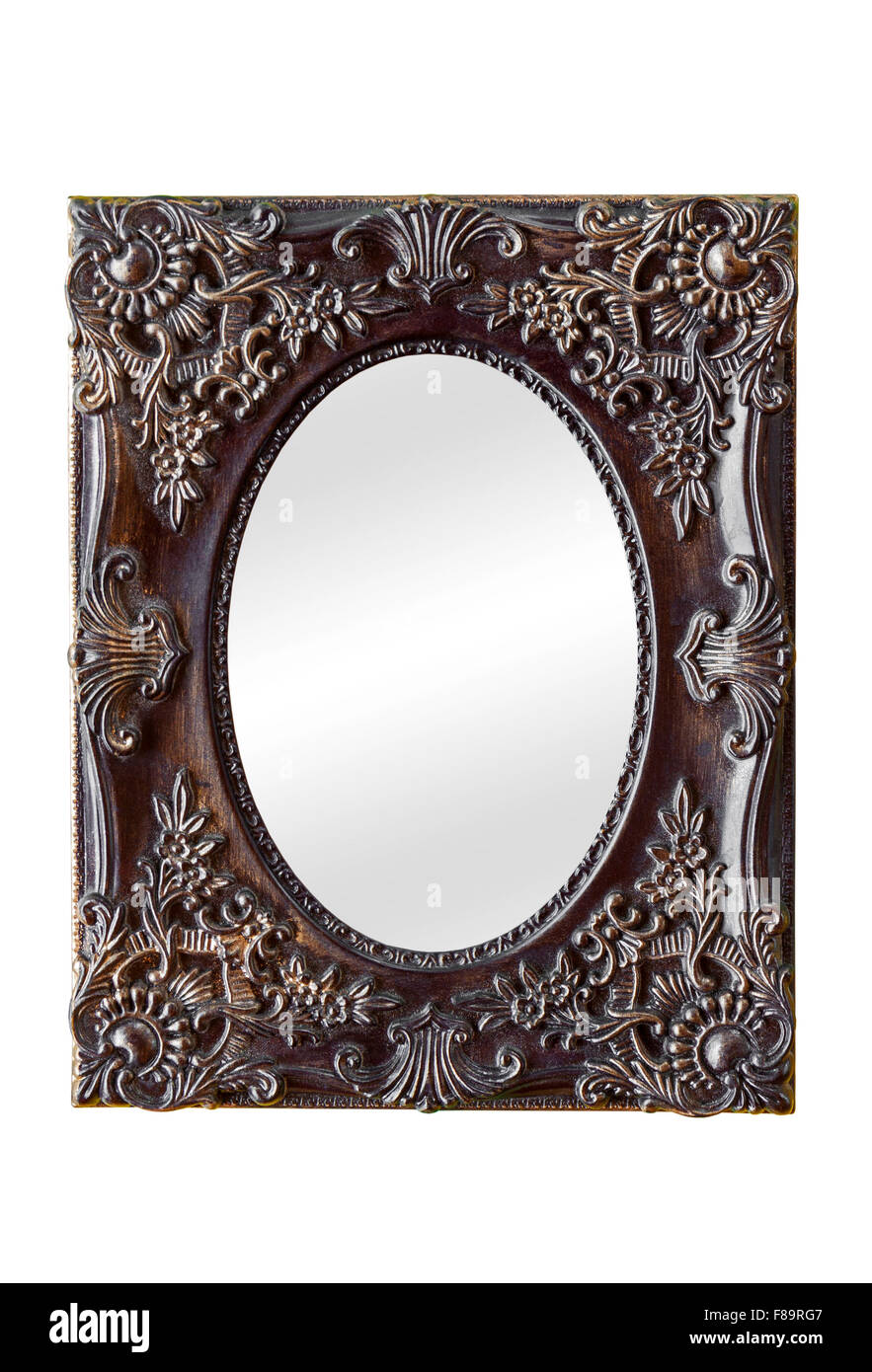 Estilo clásico antiguo espejo con marco decorado vintage aislado sobre fondo blanco. Foto de stock