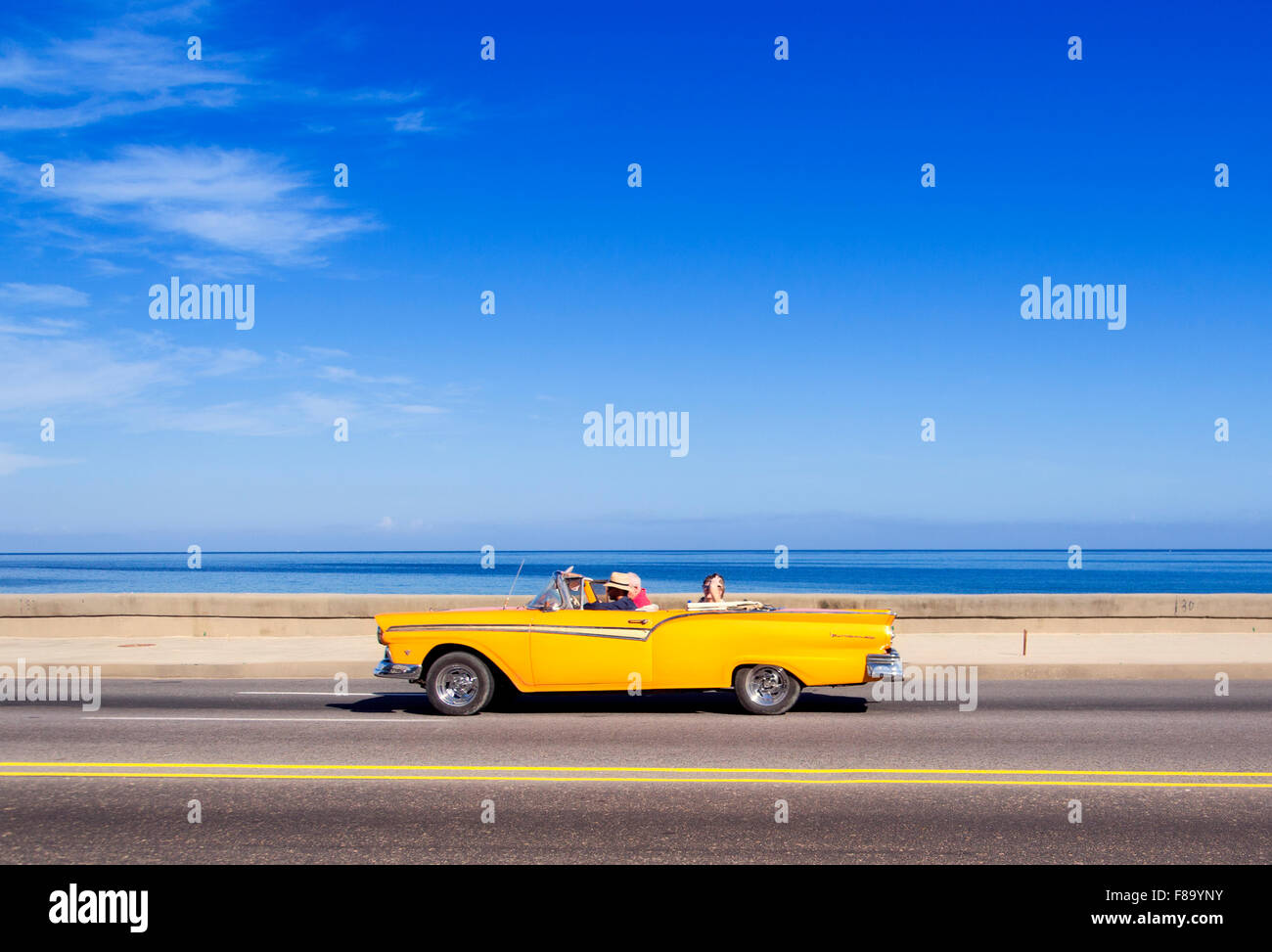La Habana, Cuba - Noviembre 9, 2015 : coches clásicos americanos en la avenida Malecón Foto de stock
