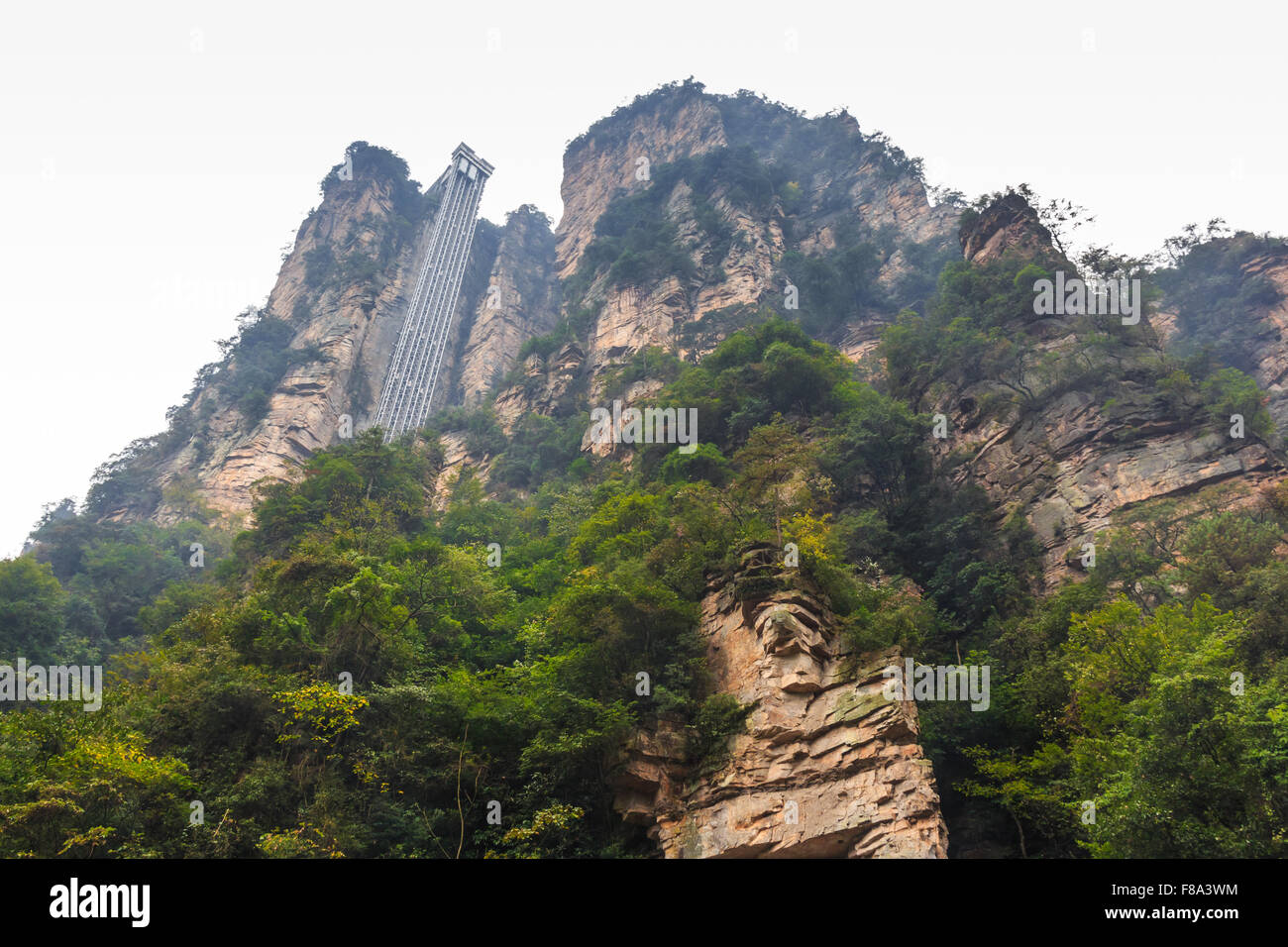 Ascensor para tomar un pasajero a la cima de la montaña en el parque nacional de Zhangjiajie ( tian zhi shan ) ( Parque Natural de la montaña de Tianzi Foto de stock
