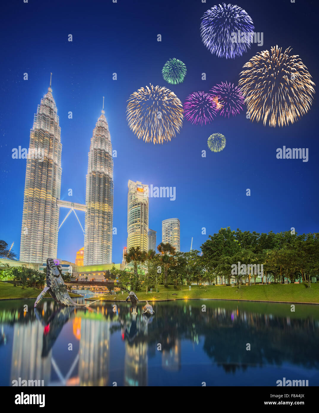 Hermosos fuegos artificiales por encima del paisaje urbano de Kuala Lumpur, Malasia en la noche Foto de stock