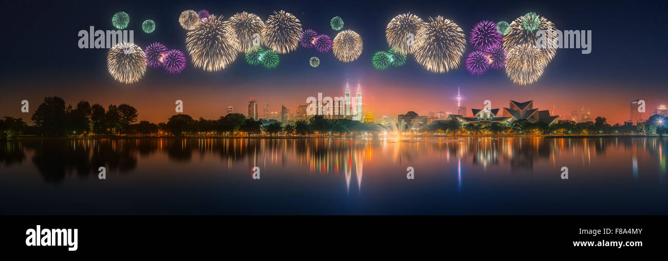 Hermosos fuegos artificiales por encima del paisaje urbano de Kuala Lumpur, Malasia en la noche Foto de stock