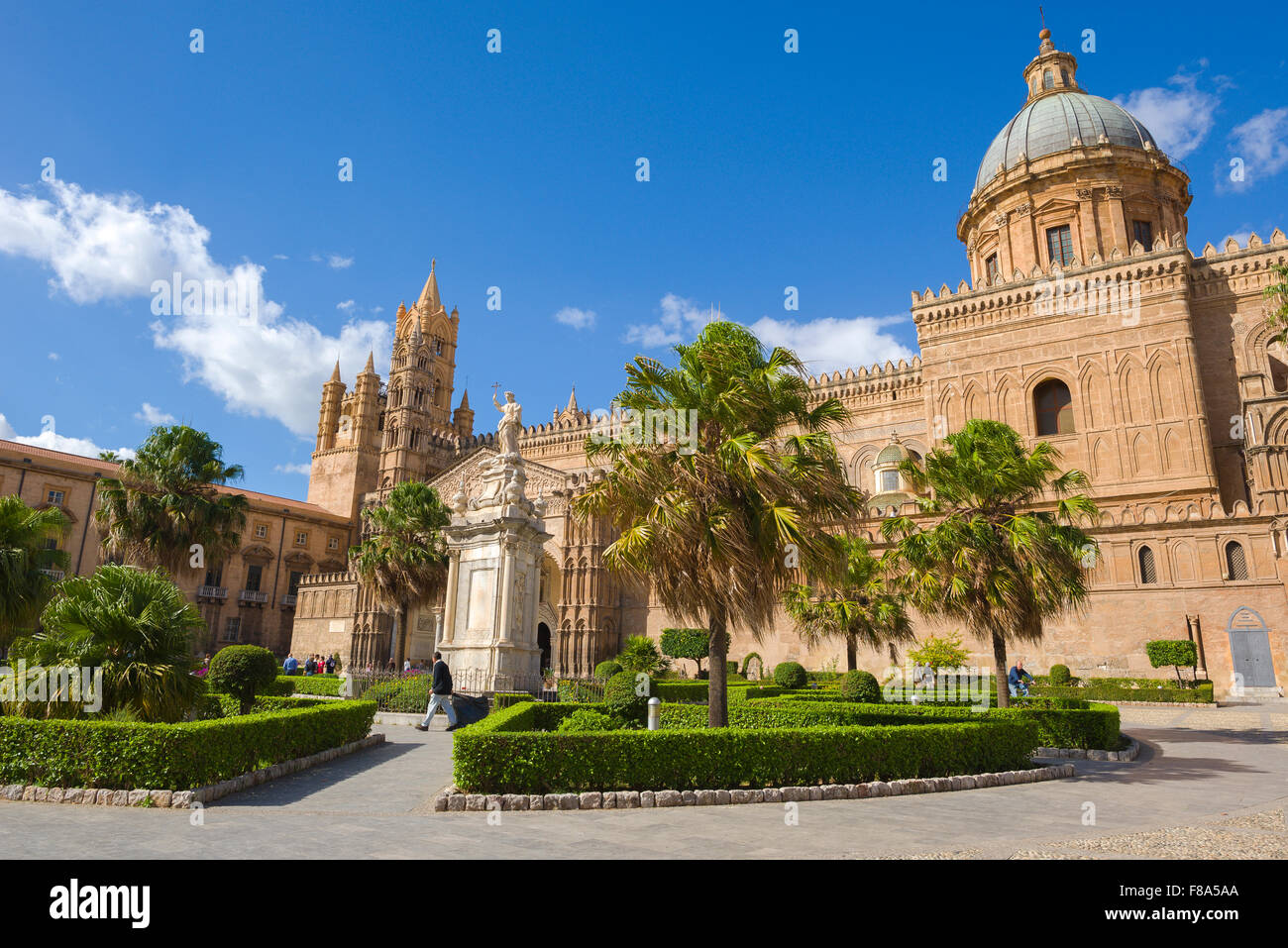 Catedral de Palermo, vista de la catedral del siglo 12, la Cattedrale Metropolitana della Santa Vergine Maria Assunta en Palermo, Sicilia, Italia Foto de stock