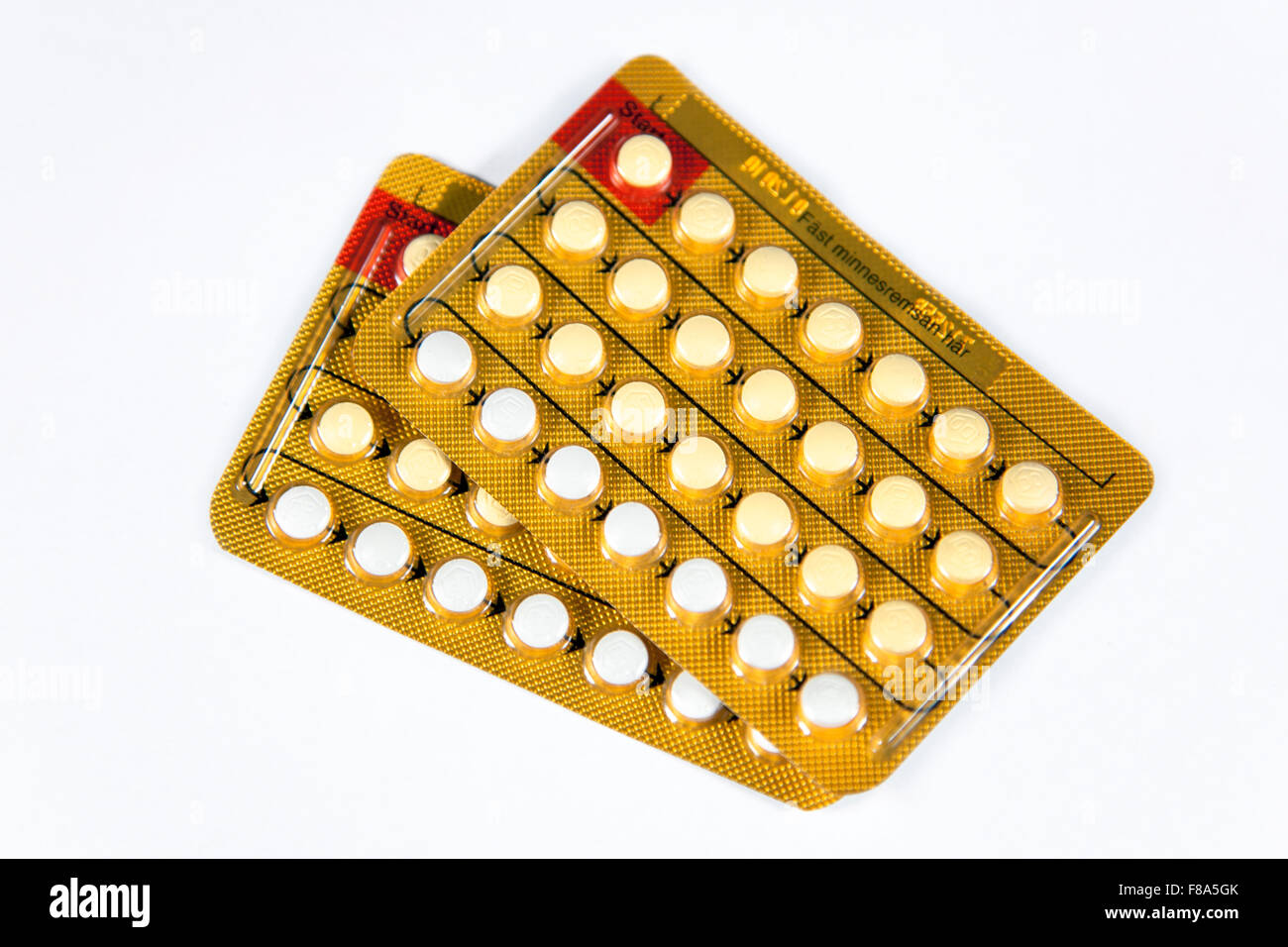 Foto de estudio de píldoras anticonceptivas en blisters sobre fondo blanco. Foto de stock