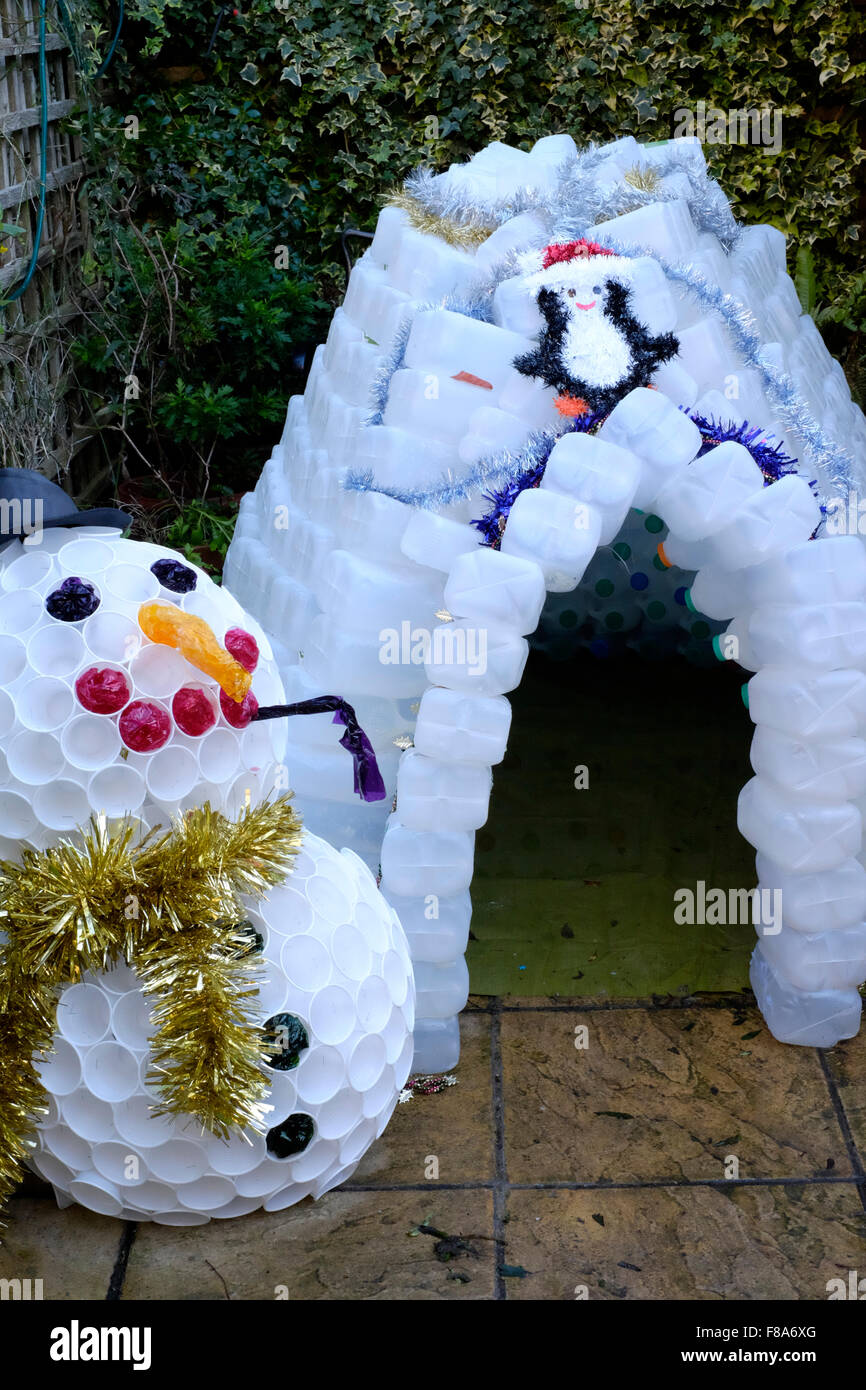 Jardín de navidad muñeco de nieve un iglú y decoraciones hechas de  plástico, cartones de leche y copas Fotografía de stock - Alamy